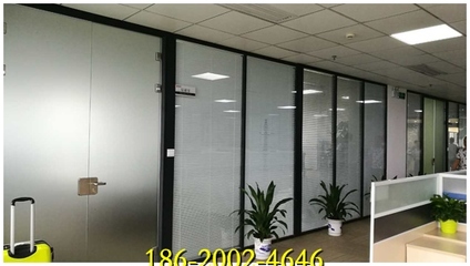 東莞辦公室百葉簾隔墻生產廠家價格解析與玻璃隔斷裝潢設計指南